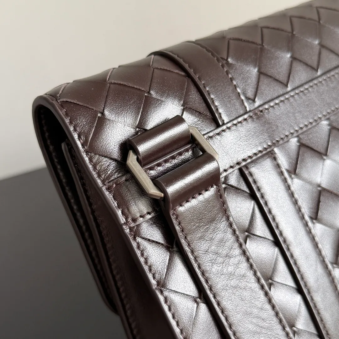 Batch 1960 BOTTEGA VENETA 2025 new product PICCOLO PORTFOLIO men's briefcase is officially shipped. BV's briefcases have always continued the simple and elegant design, and this time is no exception. The difference is that the overall shape of this briefcase is free and youthful, which reduces a lot of seriousness and creates a relaxed atmosphere. The small size can also be worn cross-body, which is very convenient for elites who do not need to carry many items when going out. The open-top design is more simple. It comes with two open small compartments and a large zippered compartment. It can be stored in an orderly manner anytime and anywhere, and the items carried in the bag can be clearly seen at a glance. Style number: 815785 Size: 30*21*6.5cm